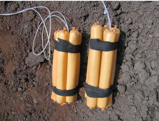 一般的矿山炸药不可能用tnt,矿山炸药也被称为工业炸药,常用的有硝铵